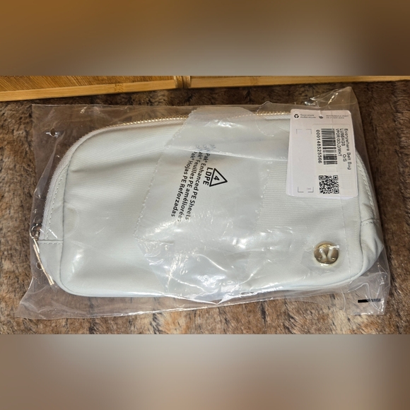 Lululemon Everywhere Belt Bag Vapor/ Gold/White NWT O/S - Picture 4 of 4